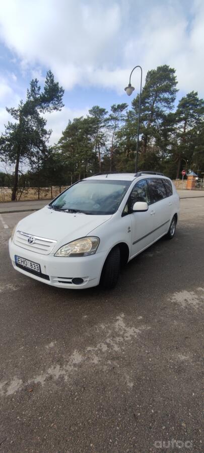 Toyota Avensis Verso 1 generation Minivan