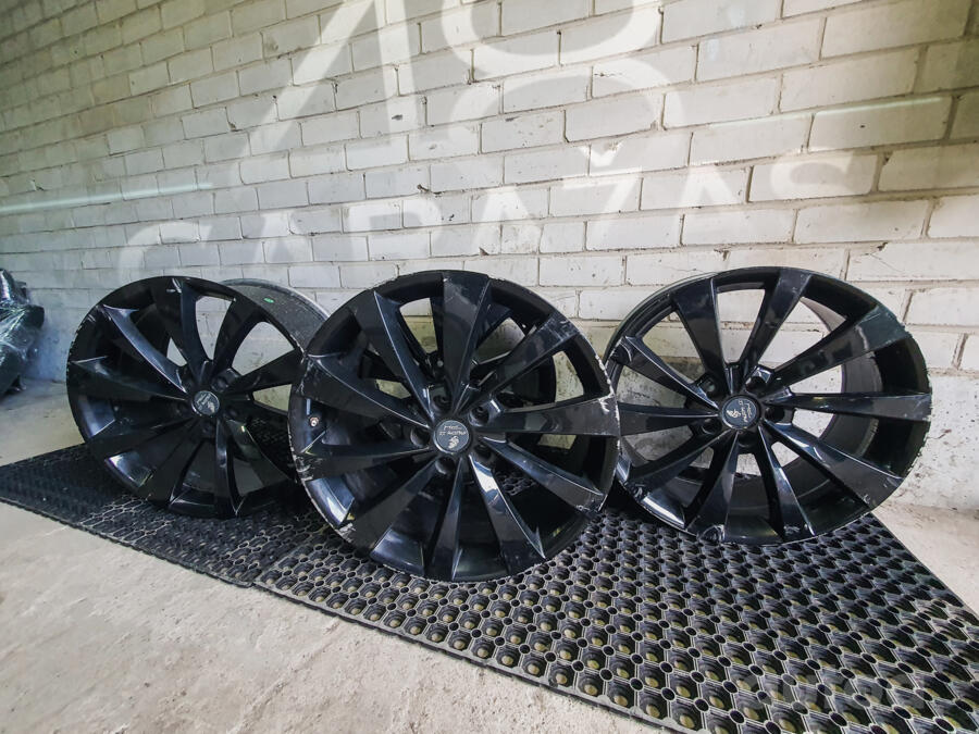 Tesla, stop lekki