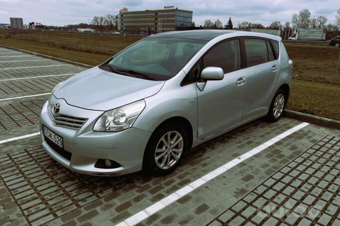 Toyota Verso 1 generation Minivan