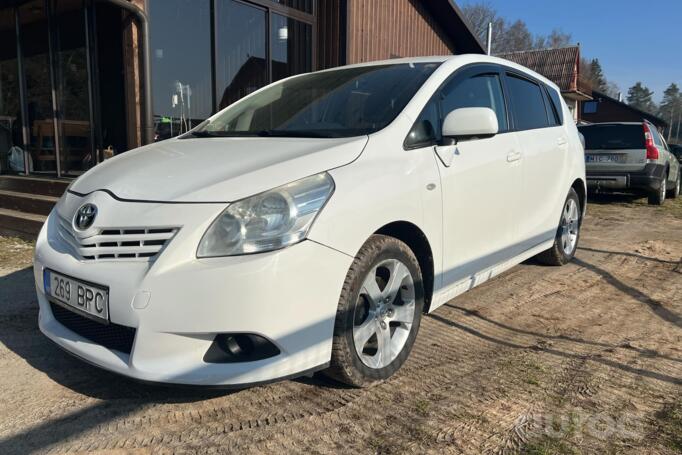 Toyota Verso 1 generation Minivan