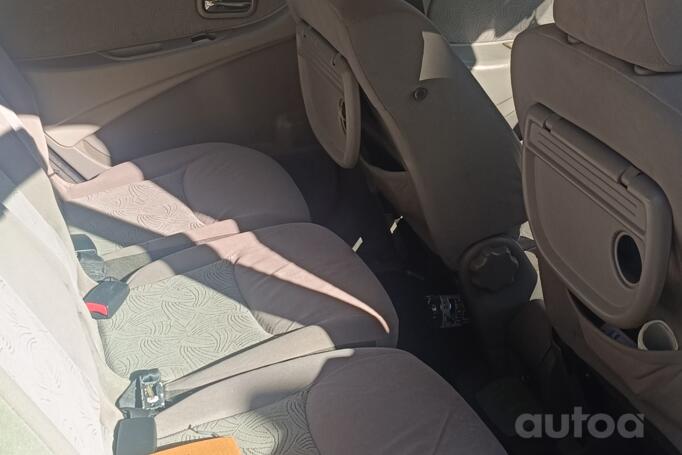 Nissan Almera Tino V10 Minivan