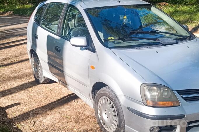 Nissan Almera Tino V10 Minivan