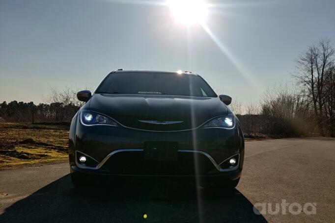 Chrysler Pacifica 2 generation Minivan