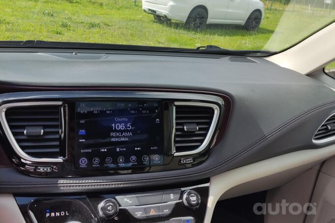 Chrysler Pacifica 2 generation Minivan