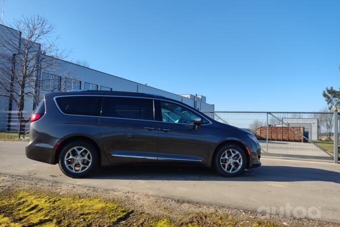 Chrysler Pacifica 2 generation Minivan