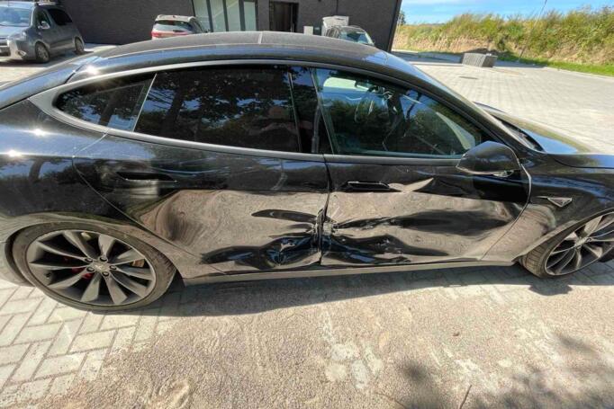 Tesla Model S 1 generation Liftback