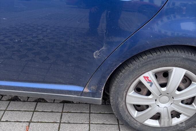 Toyota Avensis 2 generation Liftback