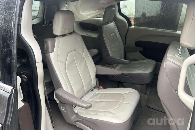 Chrysler Pacifica 2 generation Minivan