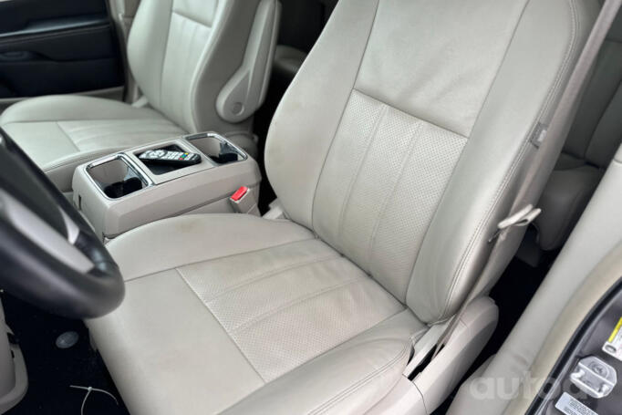 Chrysler Town & Country 5 generation [restyling]