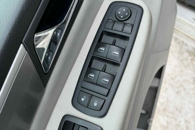 Volkswagen Routan 1 generation Minivan