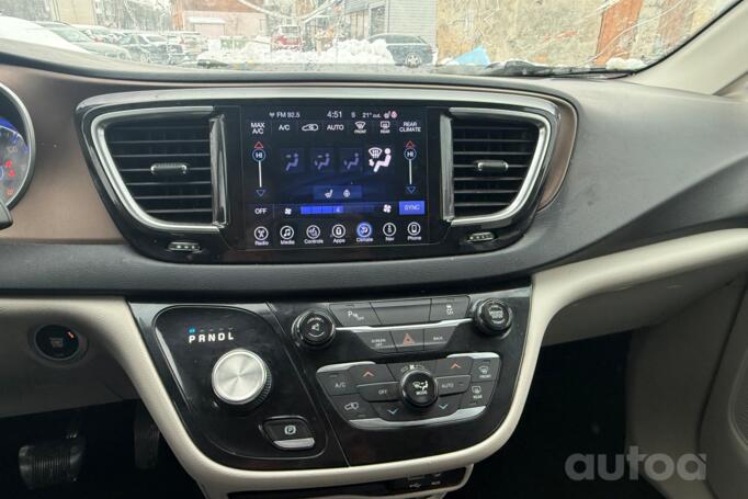 Chrysler Pacifica 2 generation Minivan