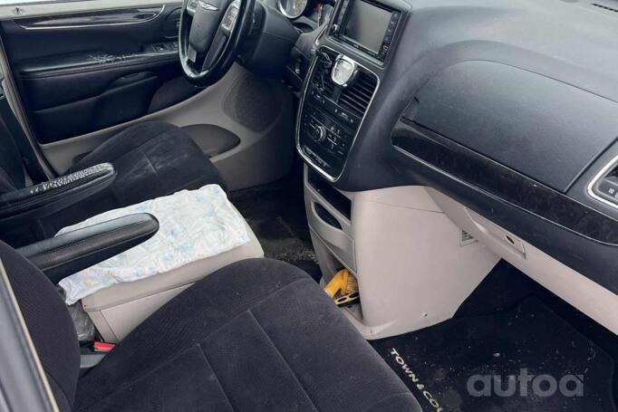 Chrysler Town & Country 5 generation [restyling]