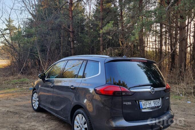 Opel Zafira C Tourer minivan