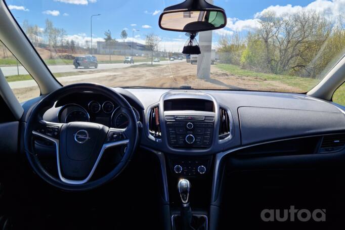 Opel Zafira C Tourer minivan