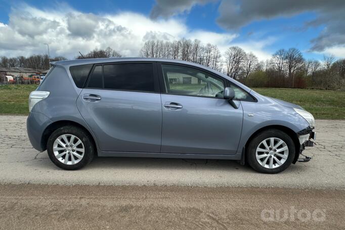 Toyota Verso 1 generation Minivan