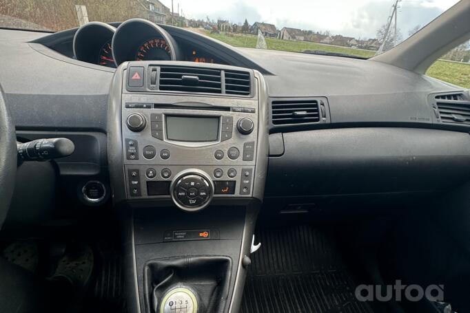 Toyota Verso 1 generation Minivan