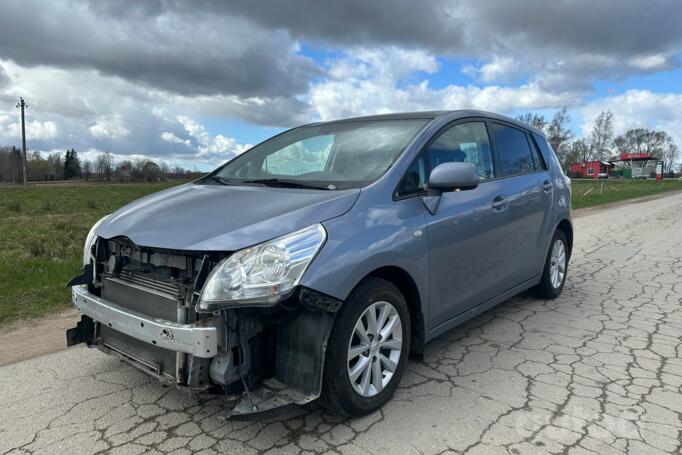 Toyota Verso 1 generation Minivan