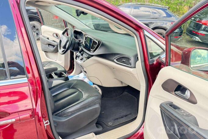 Chrysler Pacifica 2 generation Minivan