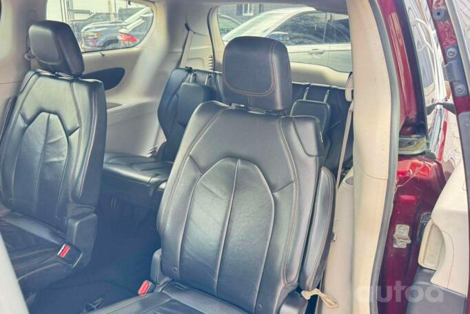 Chrysler Pacifica 2 generation Minivan