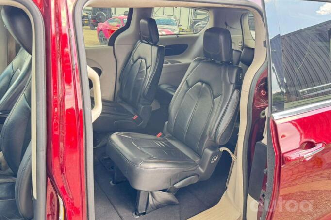 Chrysler Pacifica 2 generation Minivan