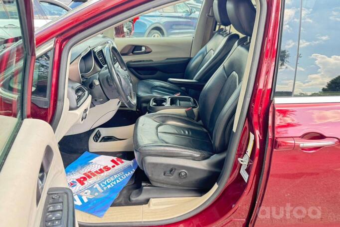 Chrysler Pacifica 2 generation Minivan