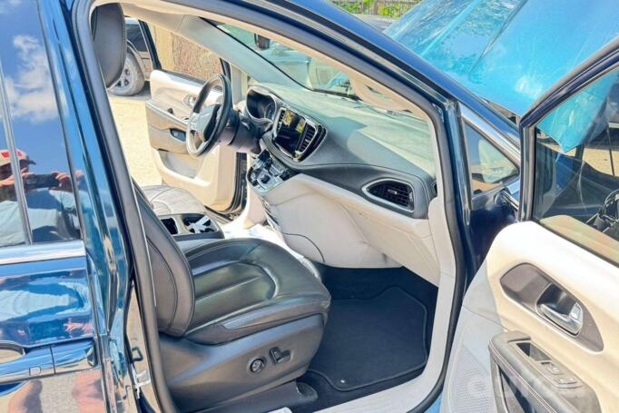 Chrysler Pacifica 2 generation Minivan