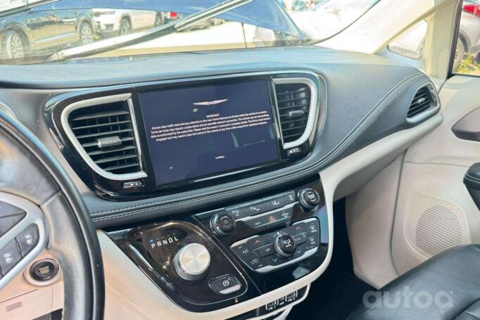 Chrysler Pacifica 2 generation Minivan