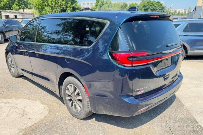 Chrysler Pacifica 2 generation Minivan