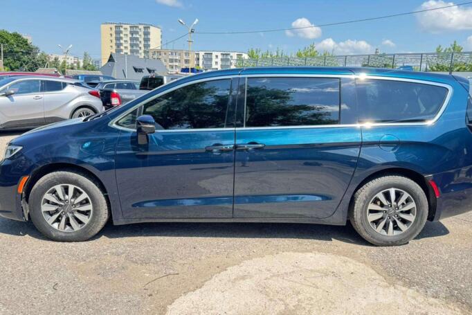 Chrysler Pacifica 2 generation Minivan