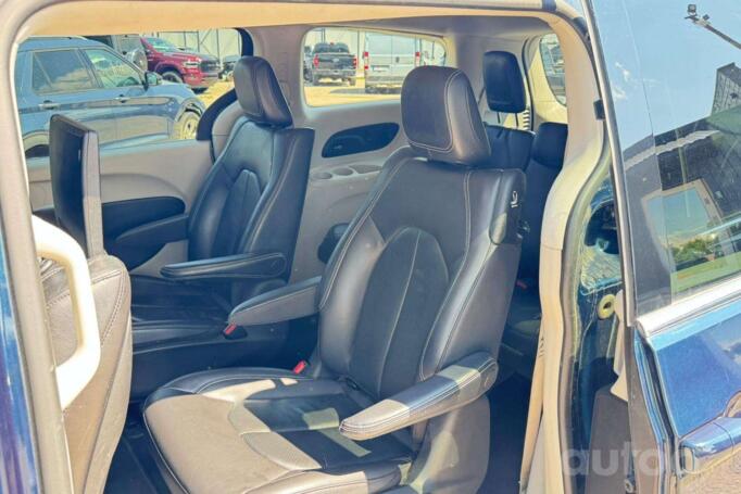 Chrysler Pacifica 2 generation Minivan