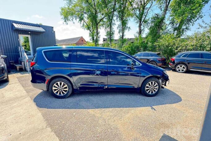 Chrysler Pacifica 2 generation Minivan