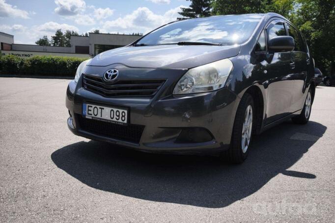 Toyota Verso 1 generation Minivan