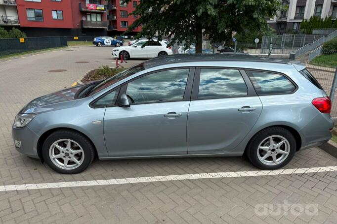 Opel Astra J Sports Tourer wagon