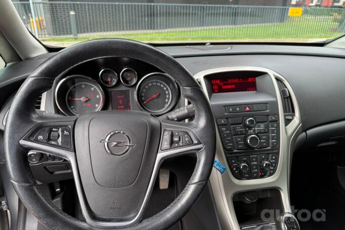 Opel Astra J Sports Tourer wagon