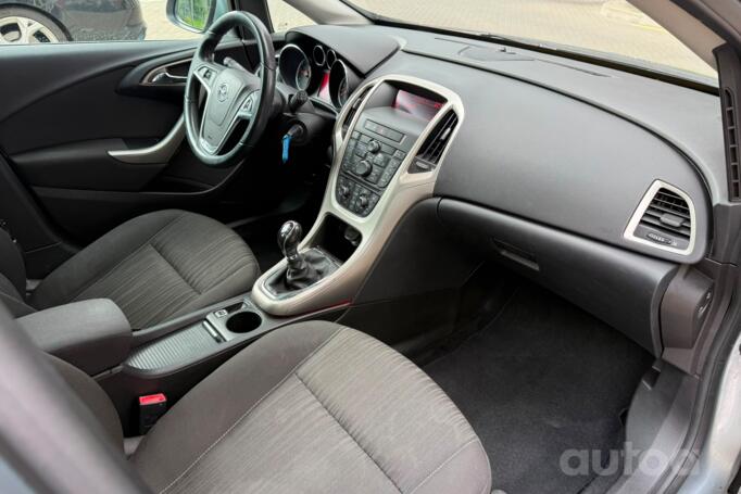 Opel Astra J Sports Tourer wagon