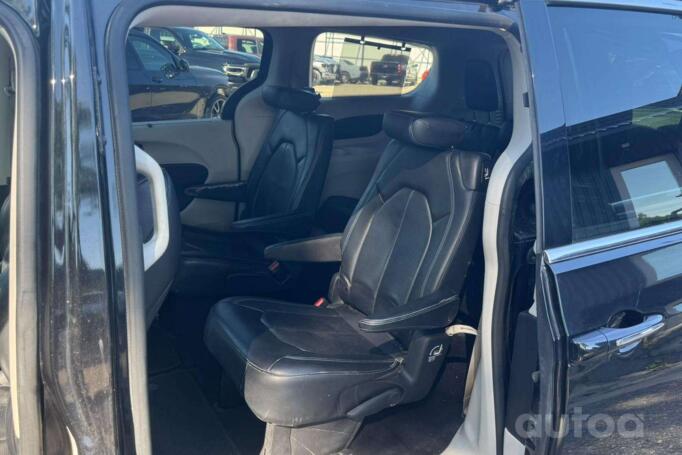 Chrysler Pacifica 2 generation Minivan