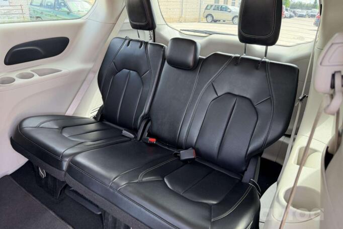 Chrysler Pacifica 2 generation Minivan