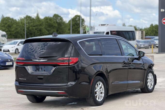 Chrysler Pacifica 2 generation Minivan