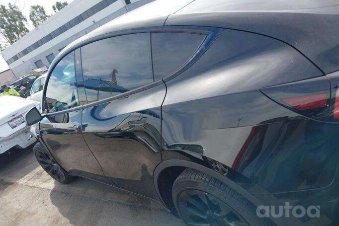 Tesla Model Y 1 generation Crossover