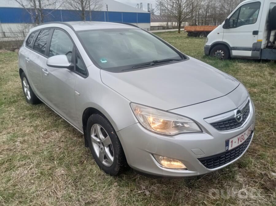 Opel Astra J Sports Tourer wagon