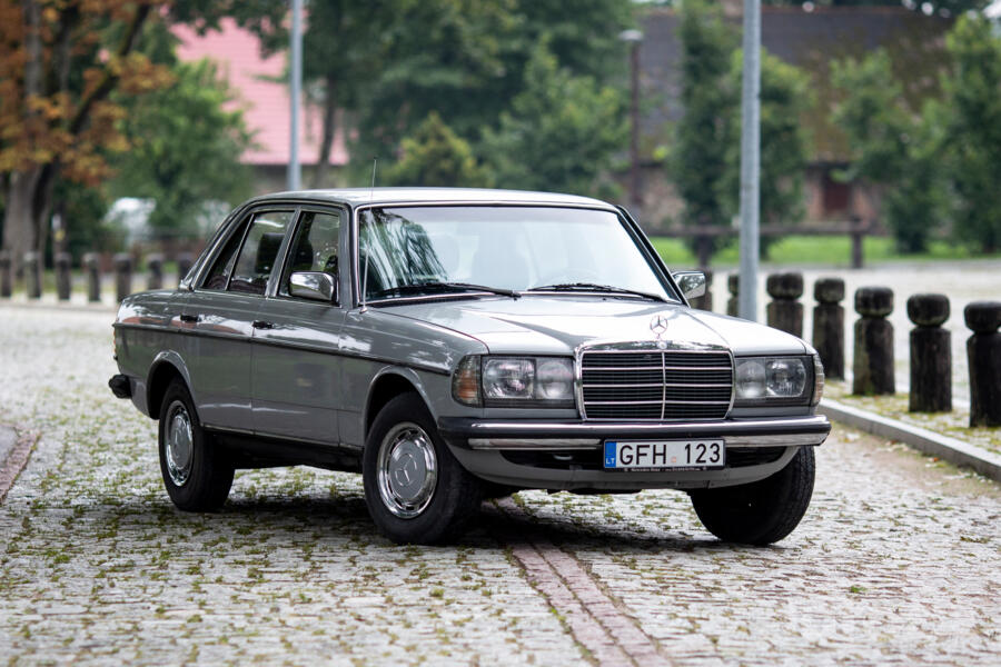 Mercedes-Benz W123 1 generation