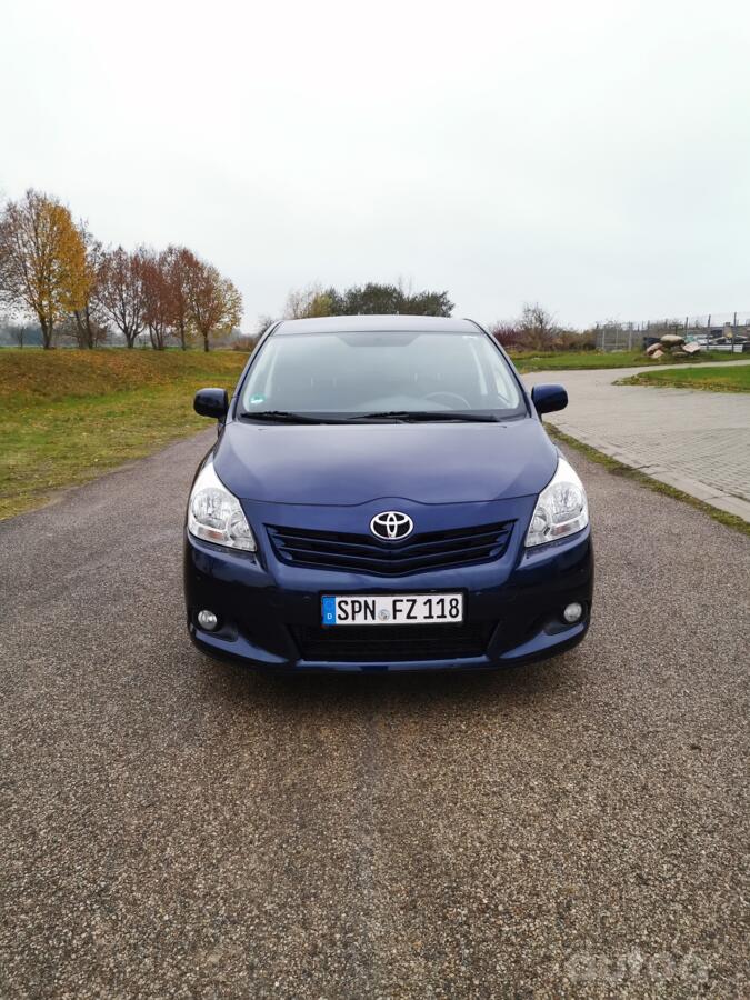 Toyota Verso 1 generation Minivan