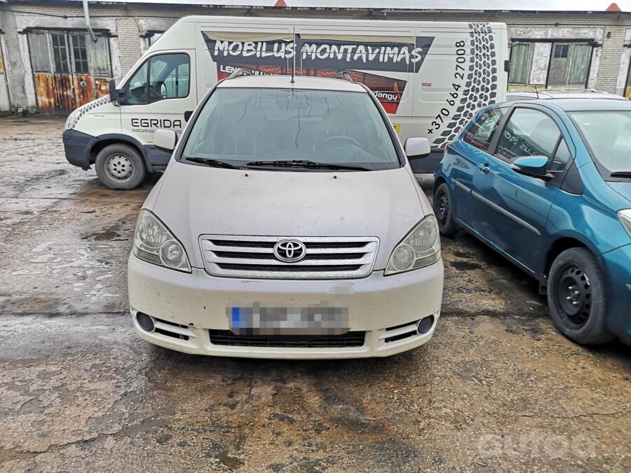Toyota Avensis Verso 1 generation Minivan