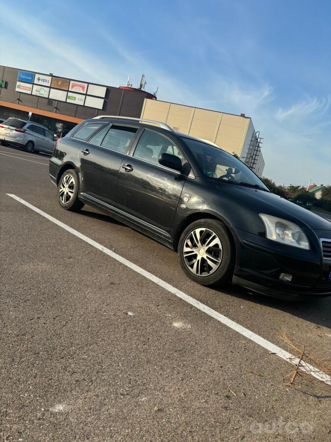 Toyota Avensis 2 generation Liftback