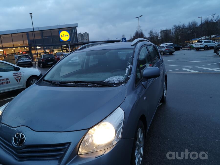Toyota Verso 1 generation Minivan