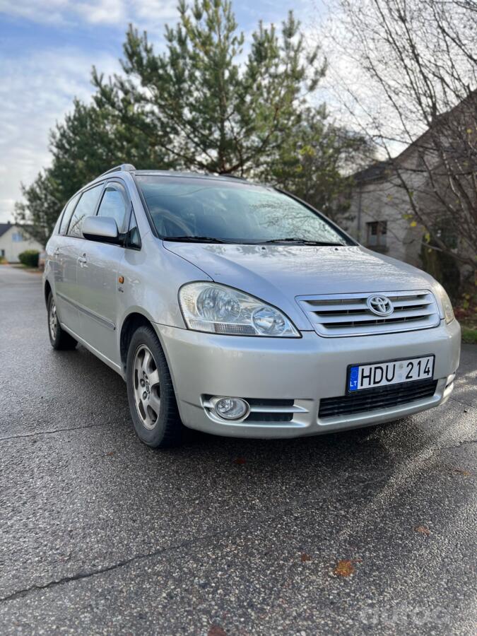 Toyota Avensis Verso 1 generation Minivan