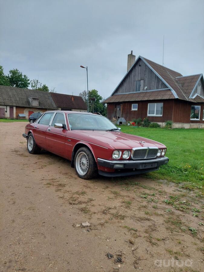 Jaguar XJ 2 generation (XJ40)