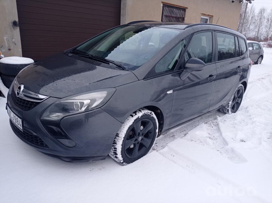 Opel Zafira C Tourer minivan