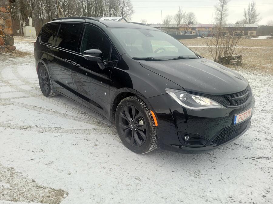 Chrysler Pacifica 2 generation Minivan