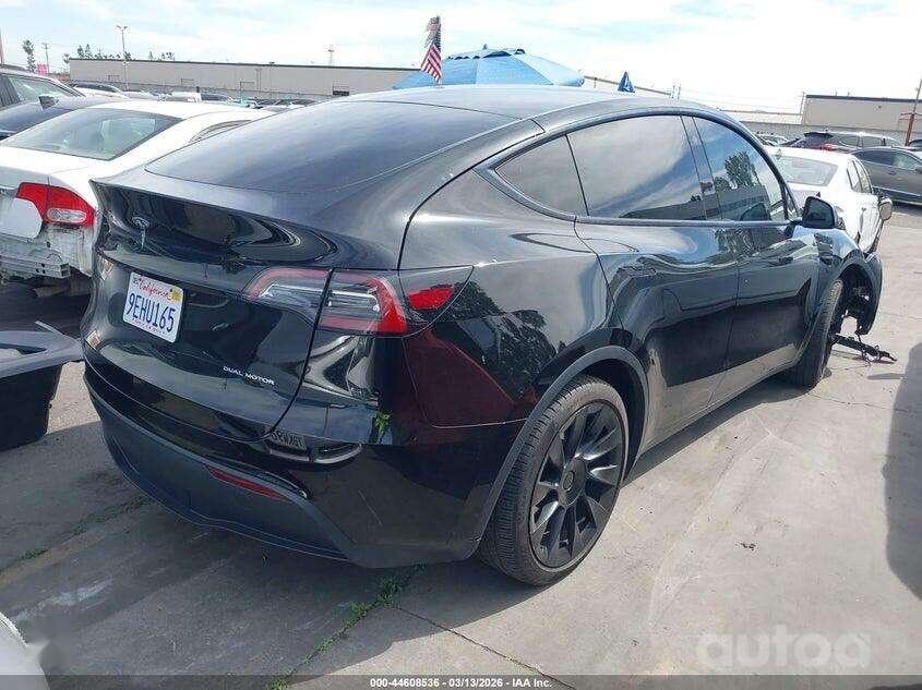 Tesla Model Y 1 generation Crossover